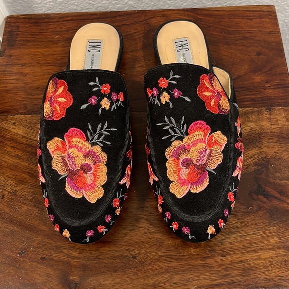 Black flats. Floral embroidery. Adorable mules by INC in Women’s Size 6. New. 🌺 - Picture 8 of 11
